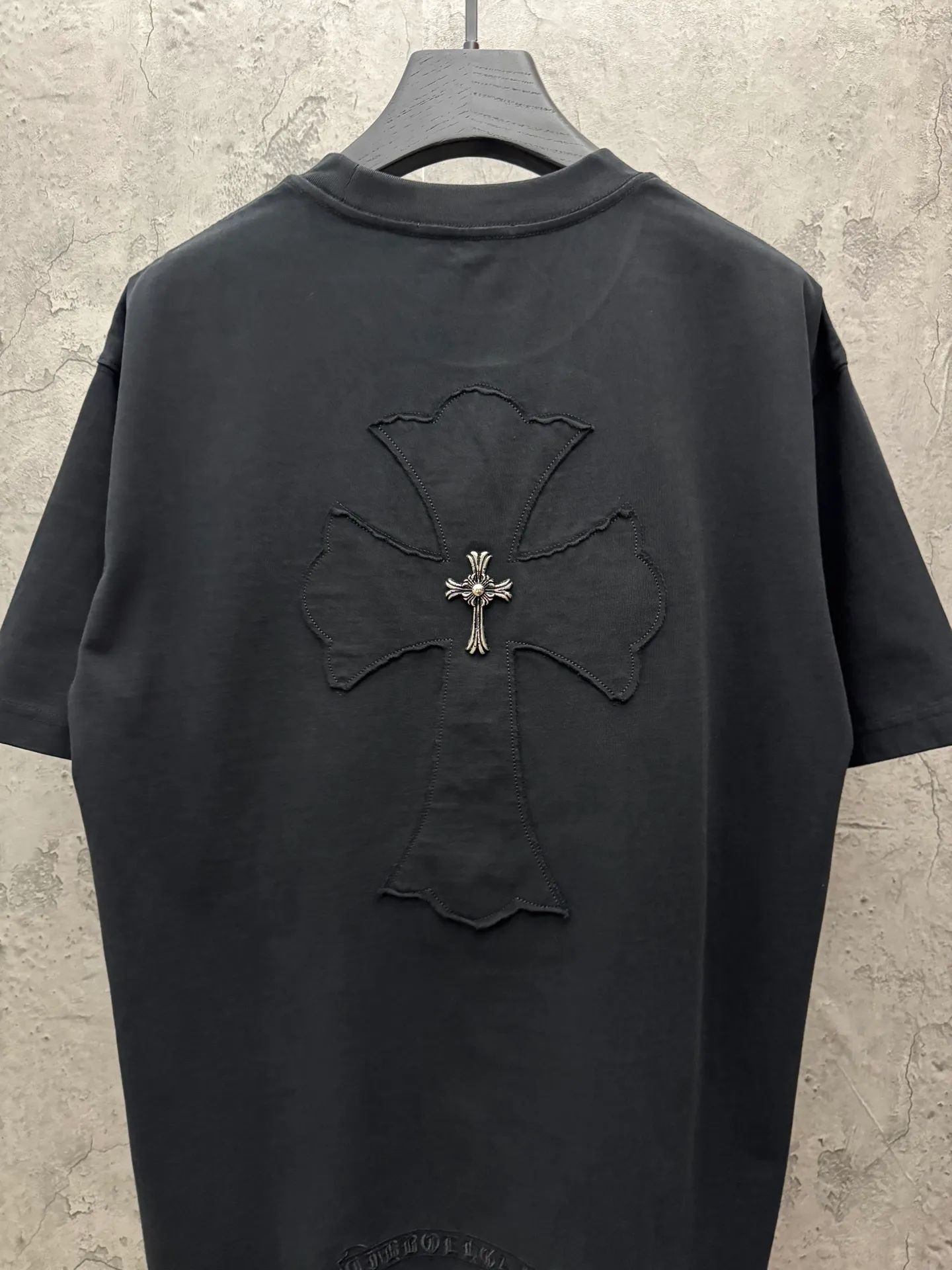P180 top version, real shot without P, ​​different from market currency) 𝗖𝗵𝗿𝗼𝗺𝗲 𝗛𝗲𝗮𝗿𝘁𝘀/Croxin 2026 spring new original single counter American laser burnt patch embroidered couple short sleeves 👑The highest version! Customized fabric 300 grams, best-selling model at the counter, very comfortable to wear. Accessories: original molded and authenticated collar label ➕ 100% silk wash water label. Genuine purchase-grade original hangtag➕matching hanging rope➕3D hanging beads➕original packaging bag. Craftsmanship: The original version has consistent wiring! The highest version of the armhole matching technique! Color: White Black Size: S M L XL Style No.: 26-2028